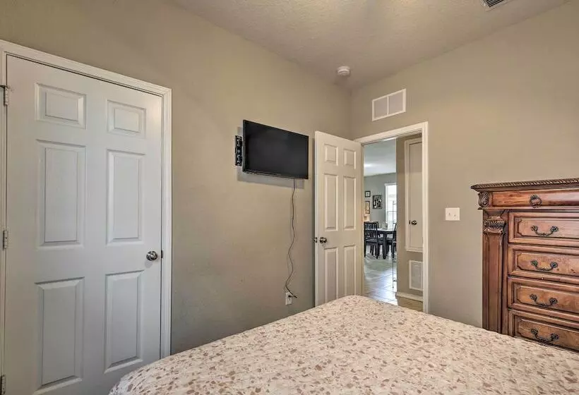 San Antonio Abode Near Golf, Shops + Dining!