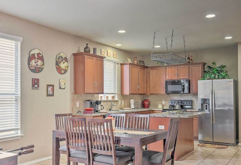 San Antonio Abode Near Golf, Shops + Dining!