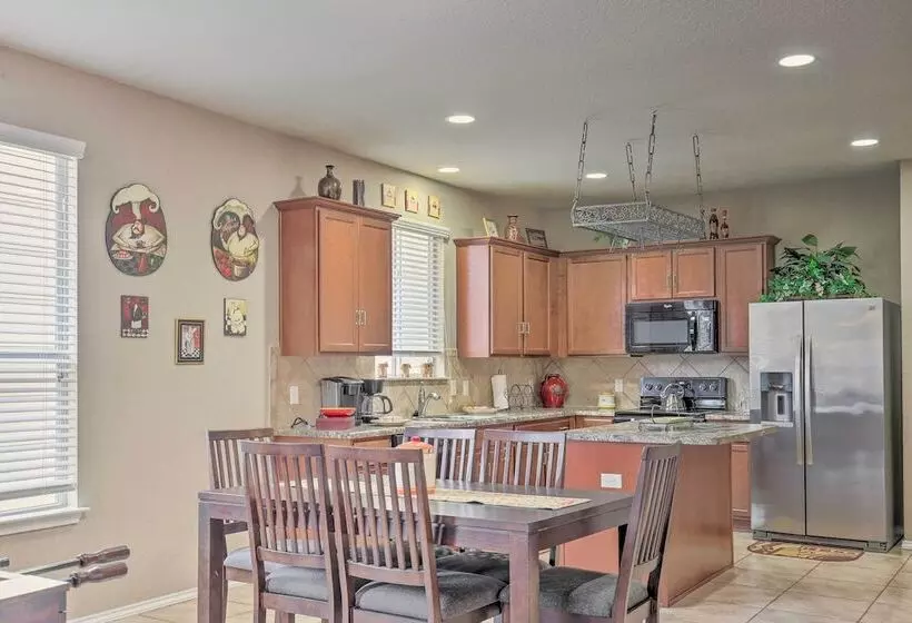 San Antonio Abode Near Golf, Shops + Dining!