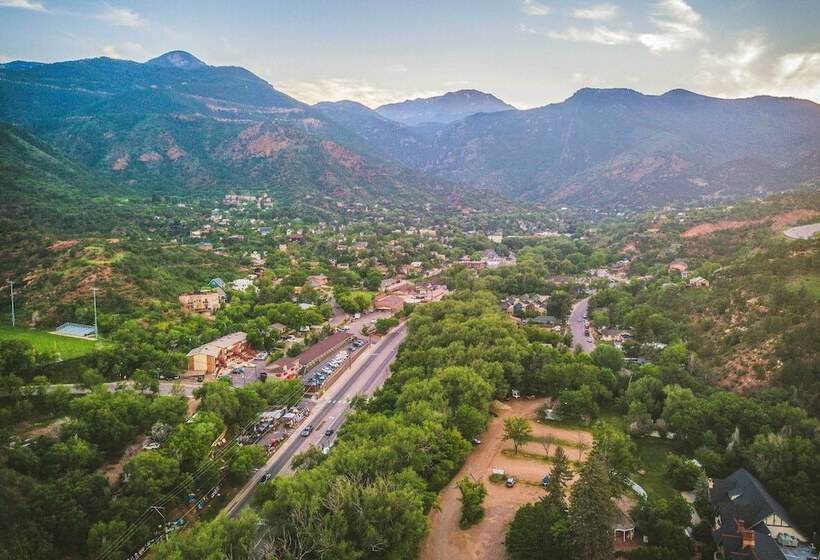 Spacious Manitou Home W/ Views In Central Location