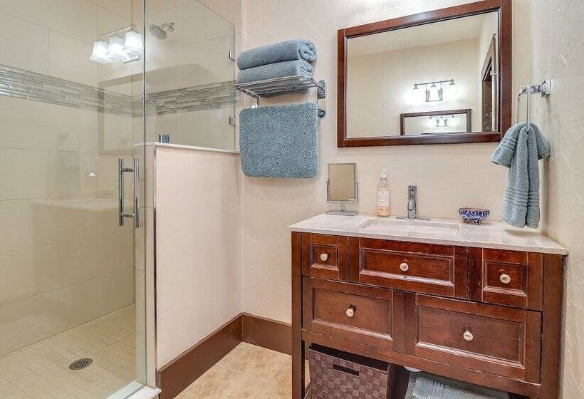 Spacious Manitou Home W/ Views In Central Location