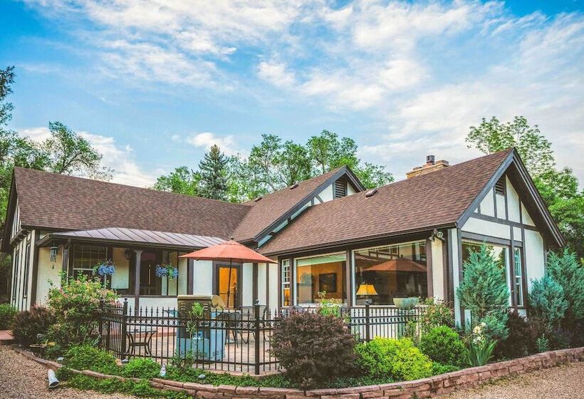 Spacious Manitou Home W/ Views In Central Location