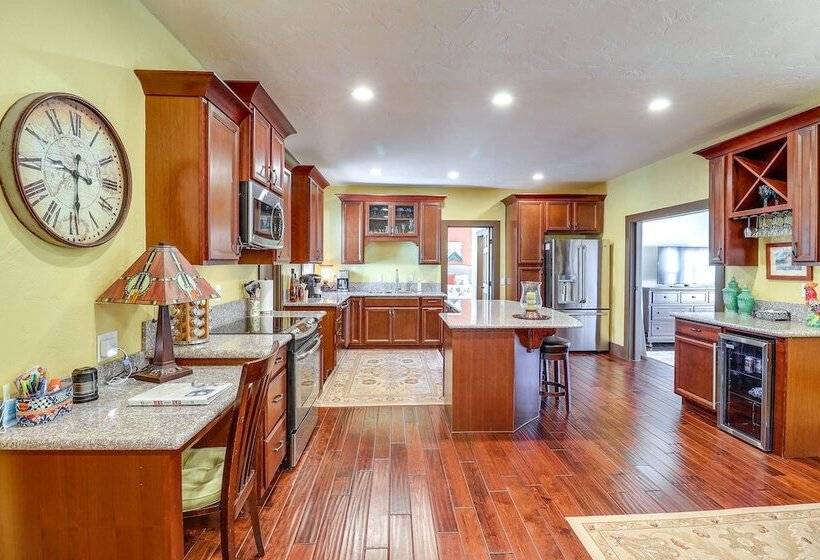 Spacious Manitou Home W/ Views In Central Location