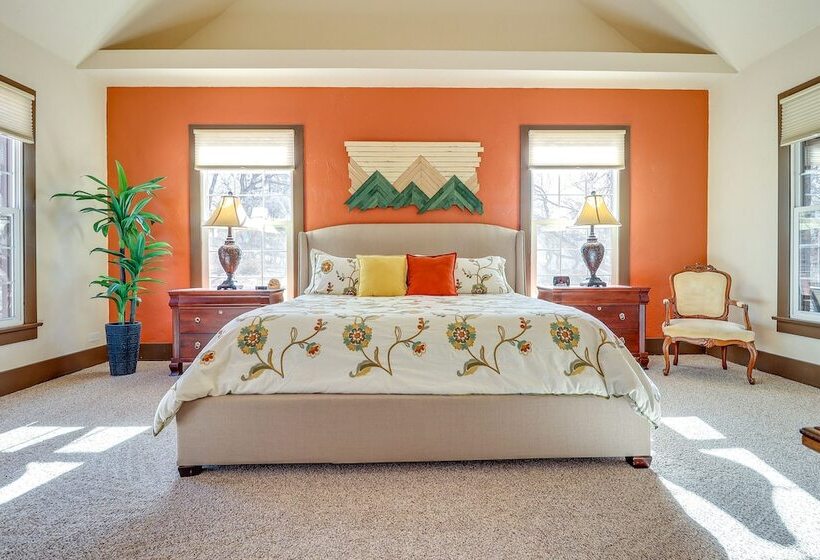 Spacious Manitou Home W/ Views In Central Location