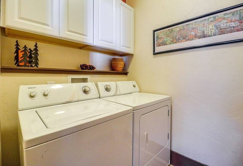 Spacious Manitou Home W/ Views In Central Location