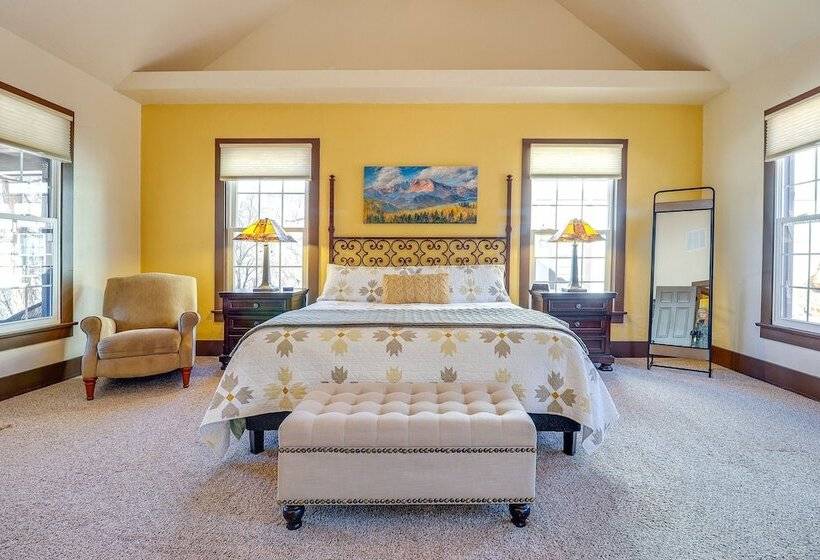 Spacious Manitou Home W/ Views In Central Location