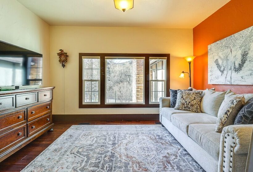 Spacious Manitou Home W/ Views In Central Location