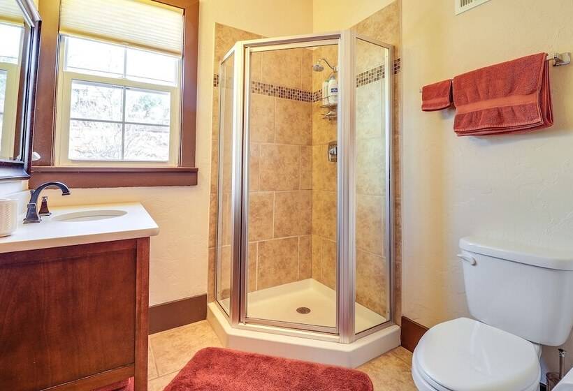 Spacious Manitou Home W/ Views In Central Location