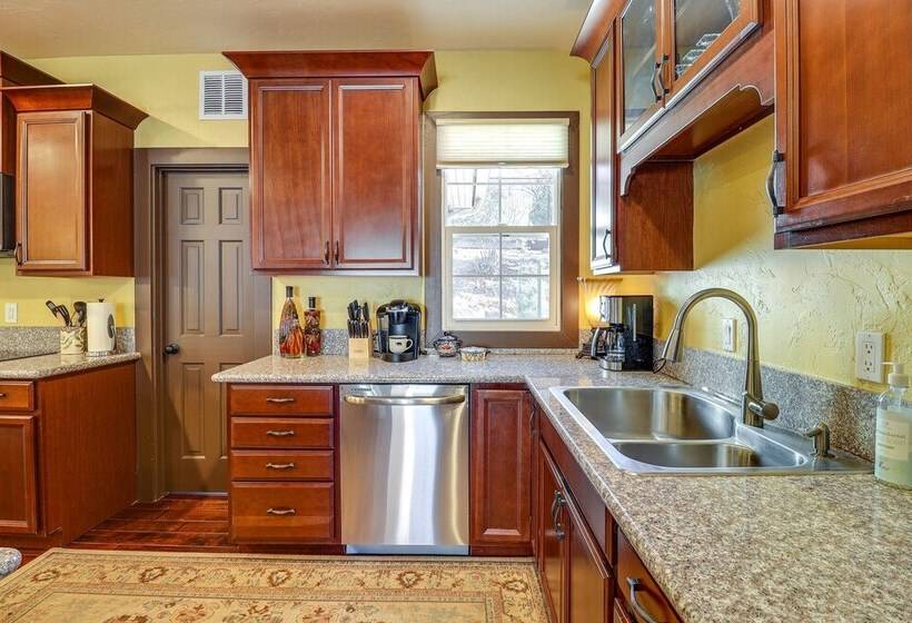 Spacious Manitou Home W/ Views In Central Location