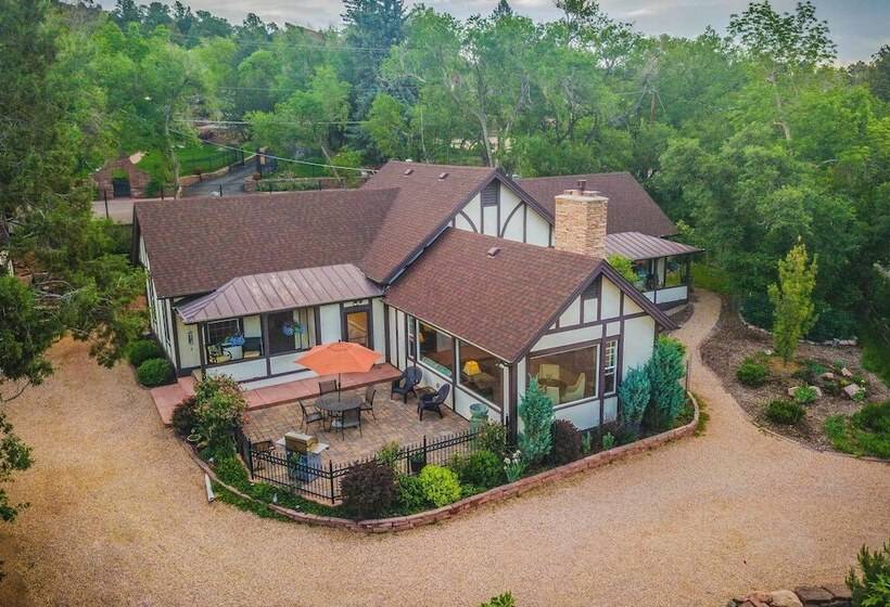 Spacious Manitou Home W/ Views In Central Location