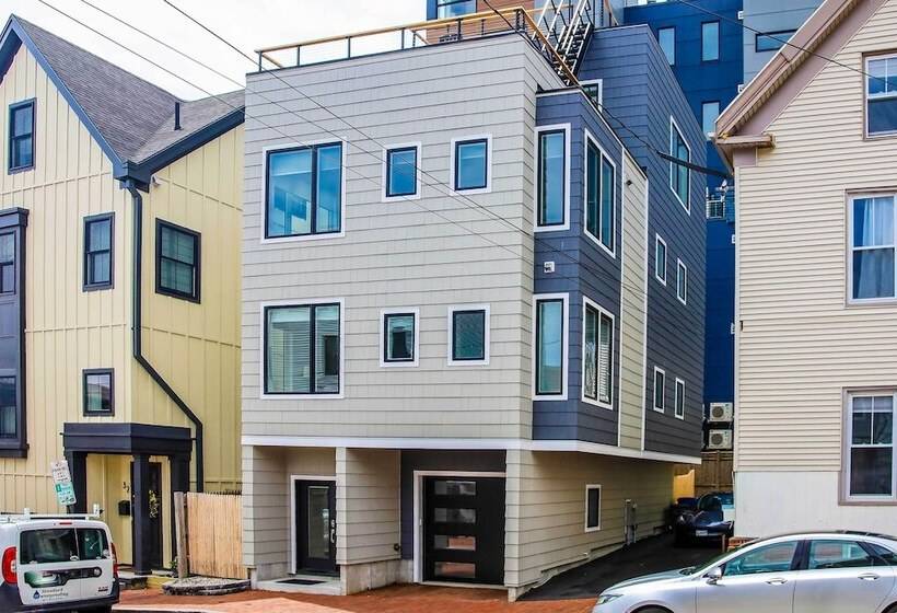 Spacious Portland Home: Walk Downtown!