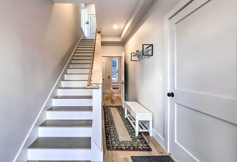 Spacious Portland Home: Walk Downtown!