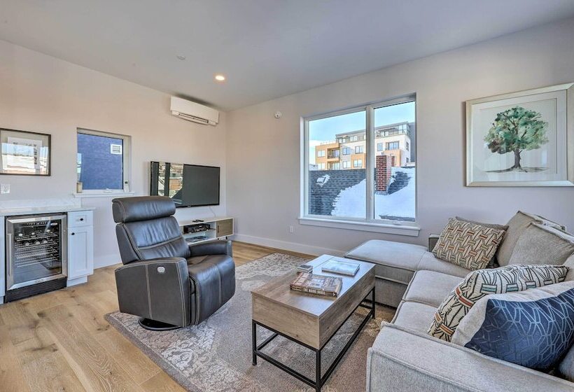 Spacious Portland Home: Walk Downtown!