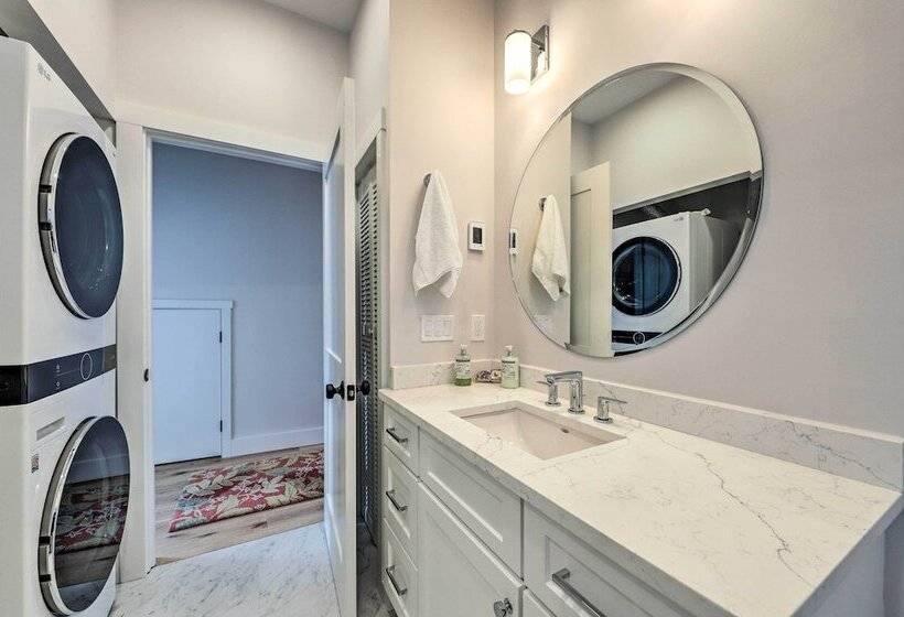 Spacious Portland Home: Walk Downtown!