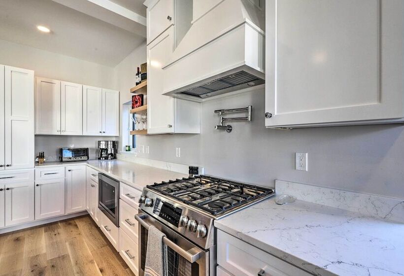 Spacious Portland Home: Walk Downtown!