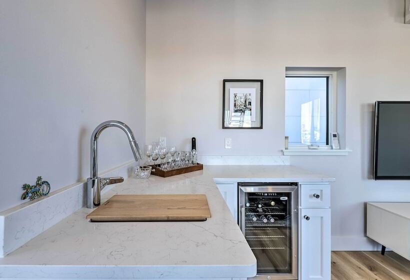 Spacious Portland Home: Walk Downtown!