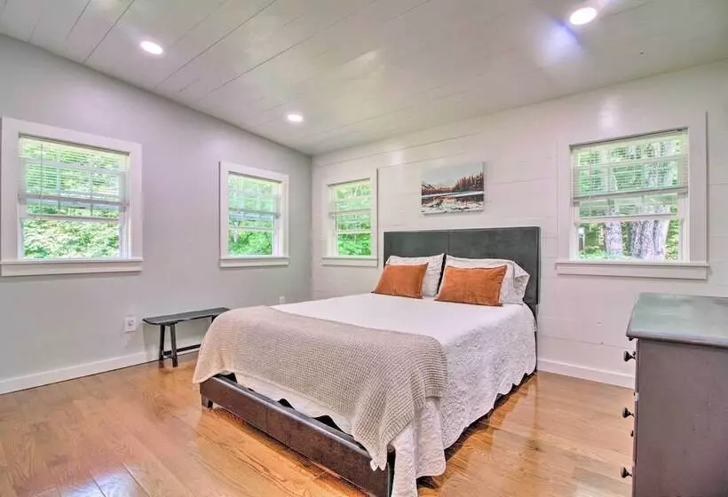 Stylish Mountain Home Near Ski, Golf + Manchester!