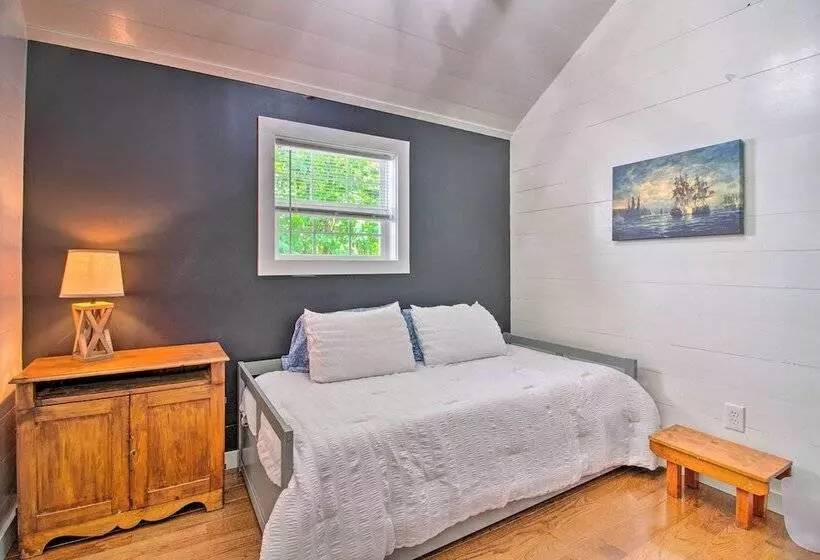 Stylish Mountain Home Near Ski, Golf + Manchester!