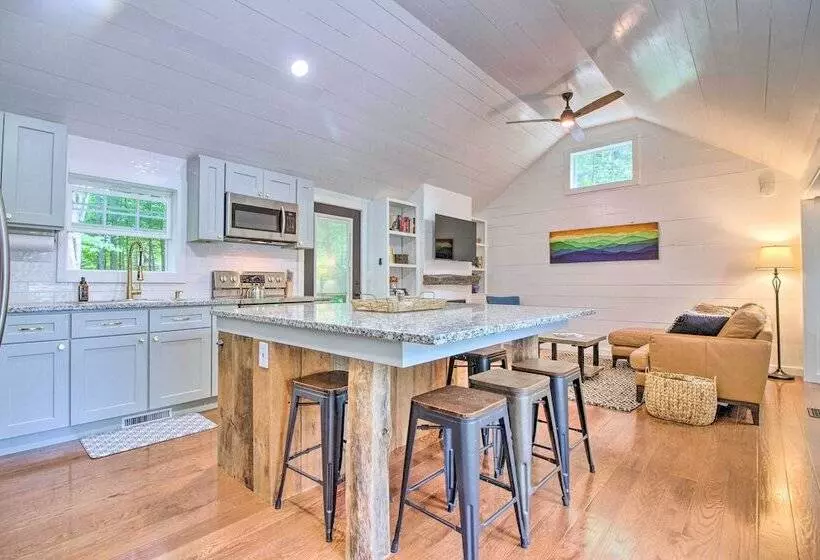 Stylish Mountain Home Near Ski, Golf + Manchester!