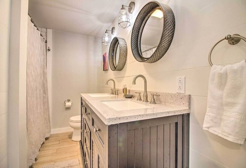 Stylish Mountain Home Near Ski, Golf + Manchester!