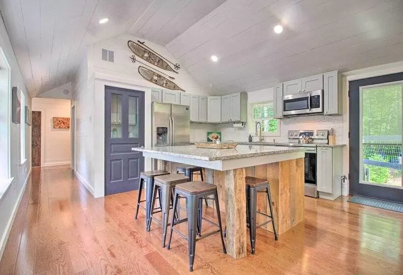 Stylish Mountain Home Near Ski, Golf + Manchester!