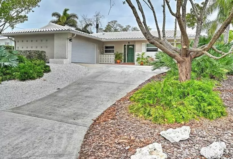 Sunny Largo Retreat: 4 Mi From Indian Rocks Beach!