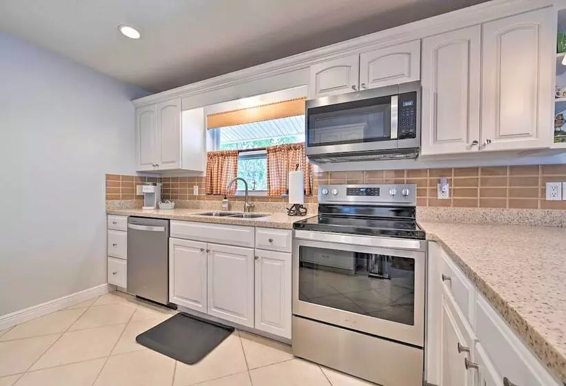 Sunny Largo Retreat: 4 Mi From Indian Rocks Beach!