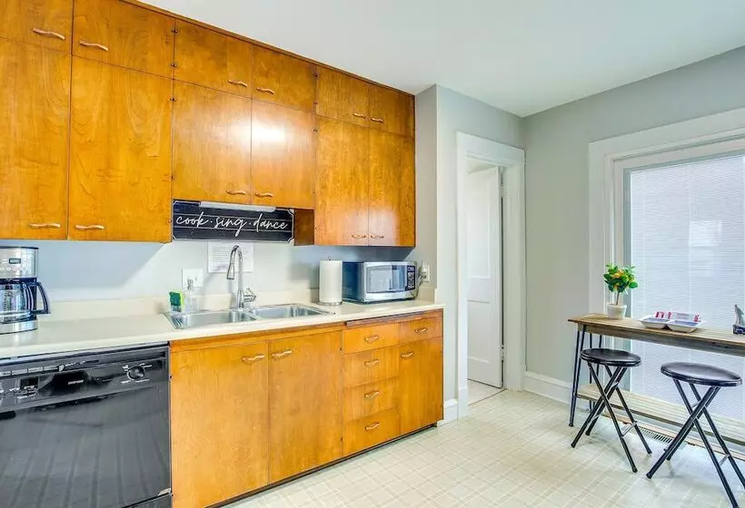 Ania S Retreat  W/ Deck: Walk To Lake Michigan!