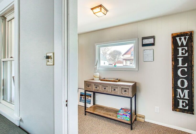 Ania S Retreat  W/ Deck: Walk To Lake Michigan!