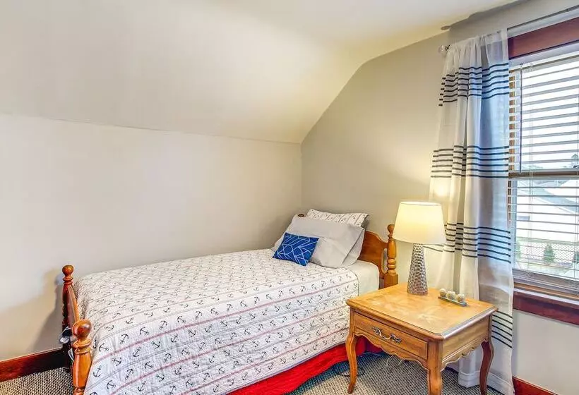 Ania S Retreat  W/ Deck: Walk To Lake Michigan!