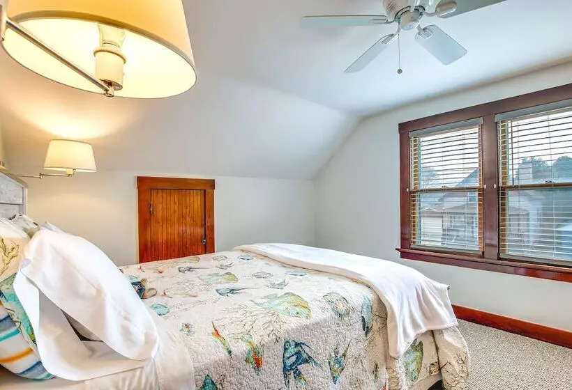 Ania S Retreat  W/ Deck: Walk To Lake Michigan!