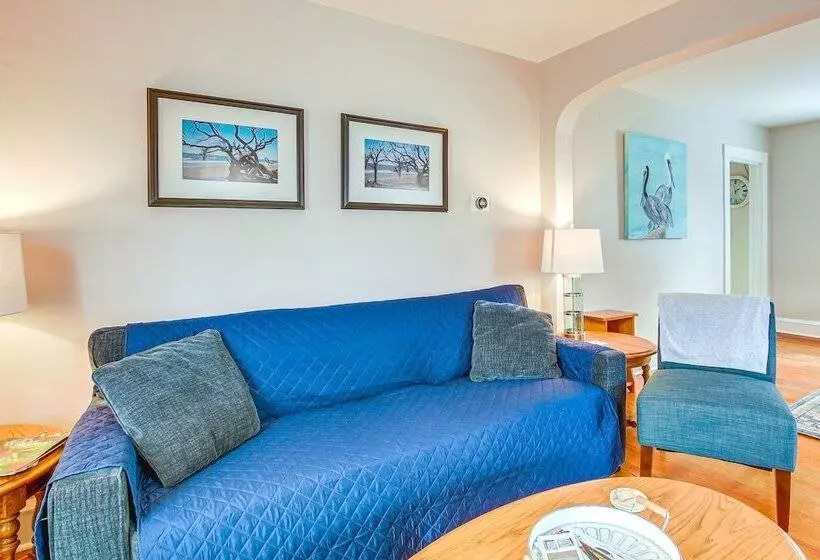 Ania S Retreat  W/ Deck: Walk To Lake Michigan!