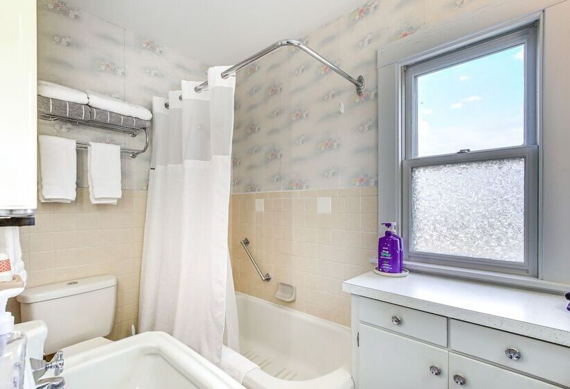 Ania S Retreat  W/ Deck: Walk To Lake Michigan!