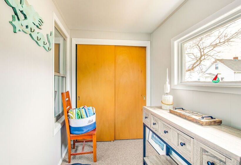 Ania S Retreat  W/ Deck: Walk To Lake Michigan!