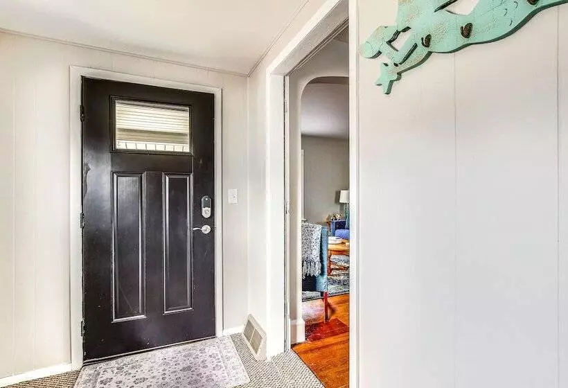 Ania S Retreat  W/ Deck: Walk To Lake Michigan!