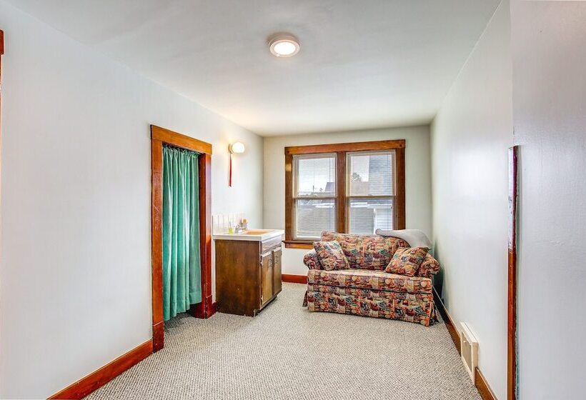 Ania S Retreat  W/ Deck: Walk To Lake Michigan!