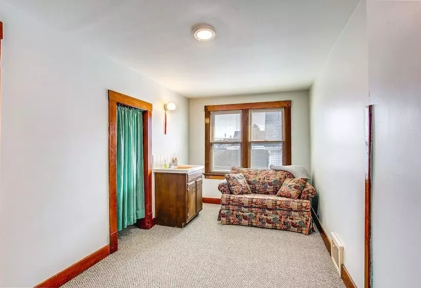 Ania S Retreat  W/ Deck: Walk To Lake Michigan!