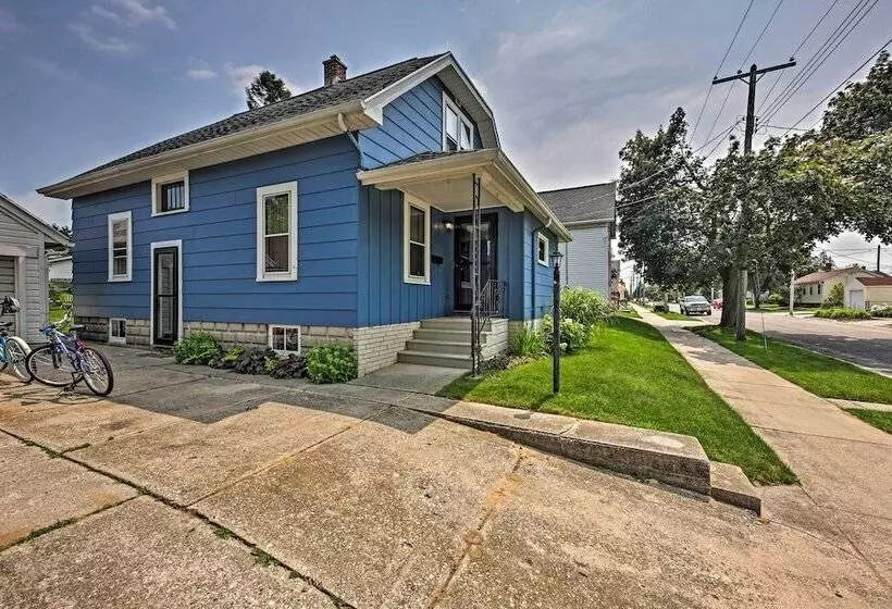 Ania S Retreat  W/ Deck: Walk To Lake Michigan!