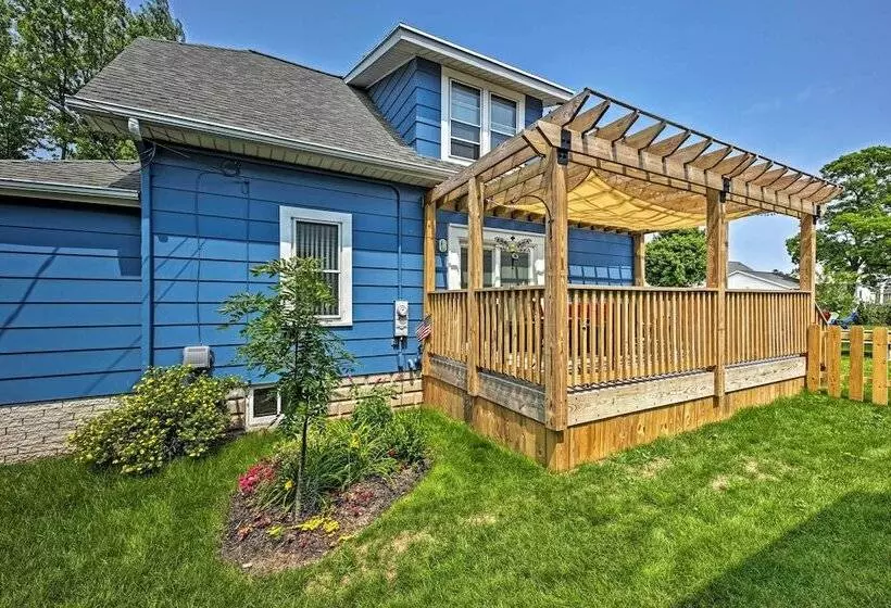 Ania S Retreat  W/ Deck: Walk To Lake Michigan!