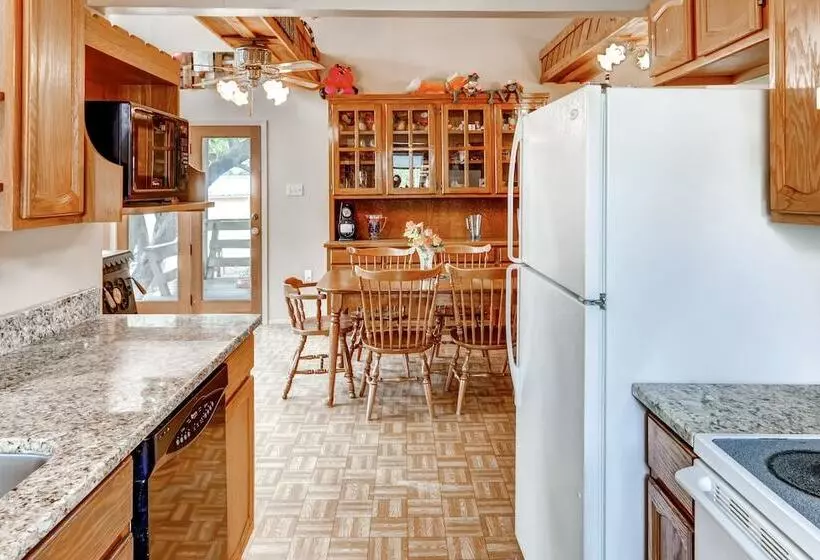 Canyon Lake House W/ Porch, Views + Private Gazebo