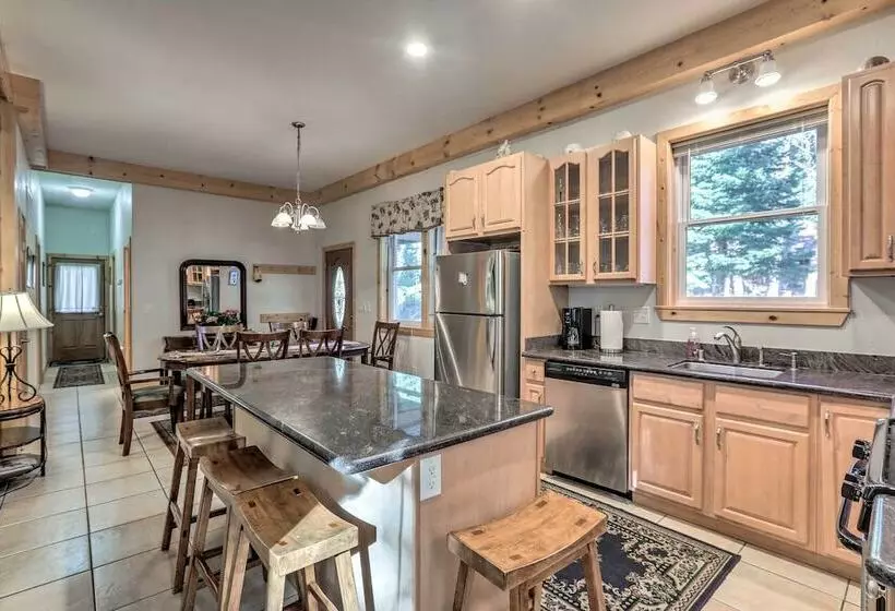 Carnelian Bay Home W/ Hot Tub Near Tahoe Skiing