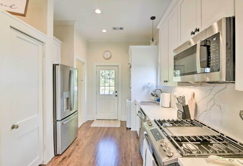 1 Mi To Beach: Coastal Cottage In Galveston