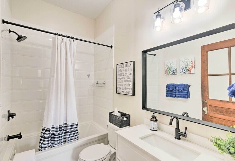 1 Mi To Beach: Coastal Cottage In Galveston