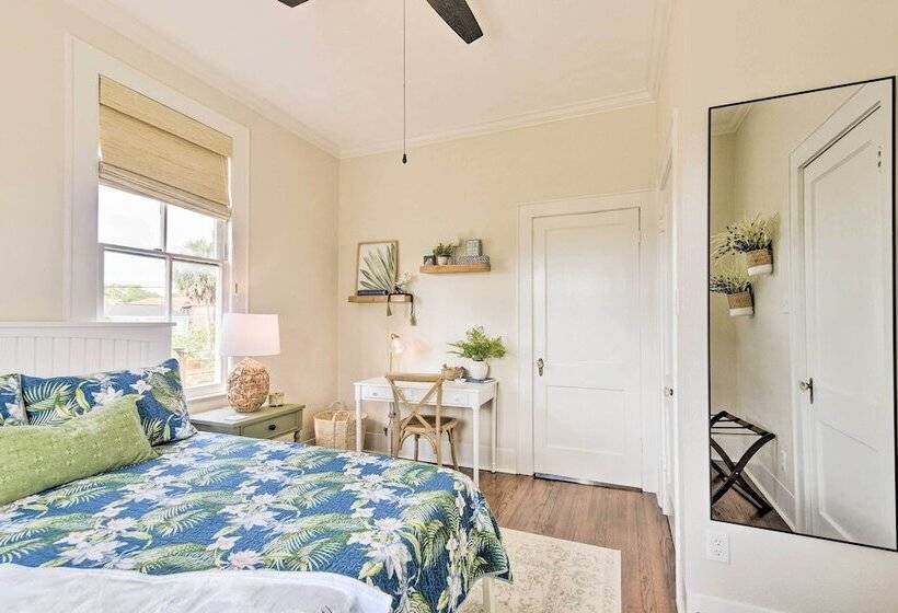 1 Mi To Beach: Coastal Cottage In Galveston