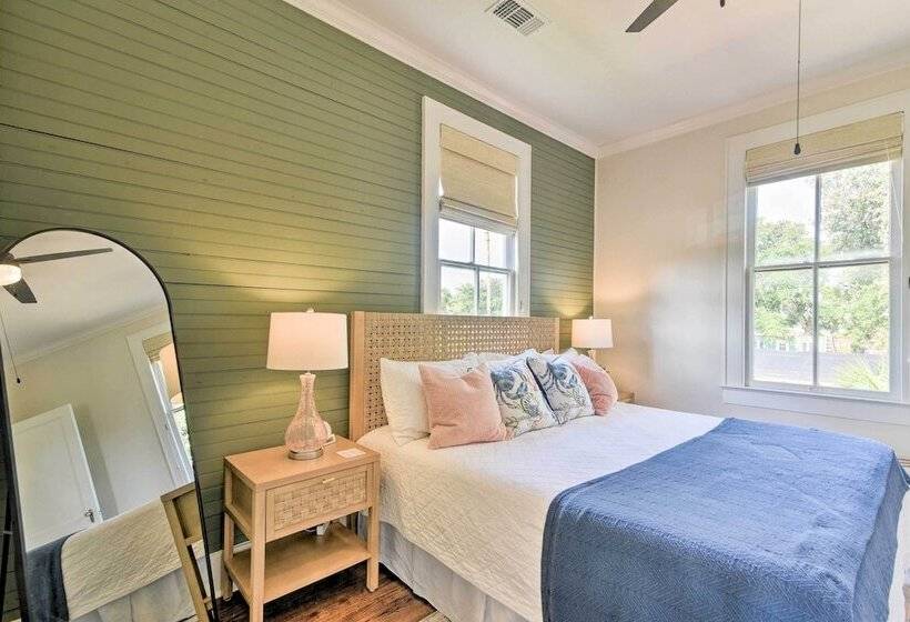 1 Mi To Beach: Coastal Cottage In Galveston