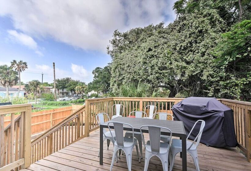 1 Mi To Beach: Coastal Cottage In Galveston