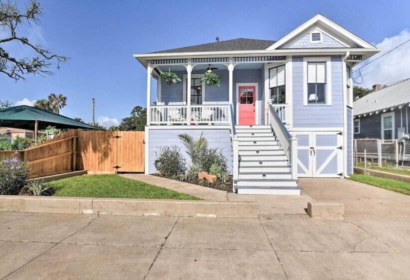 1 Mi To Beach: Coastal Cottage In Galveston