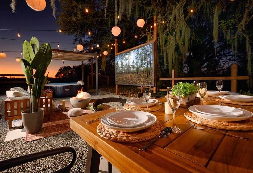 Charming Tiny Home W/ Private Hot Tub!