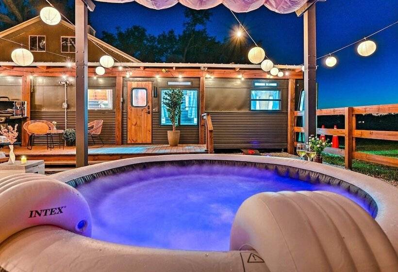 Charming Tiny Home W/ Private Hot Tub!
