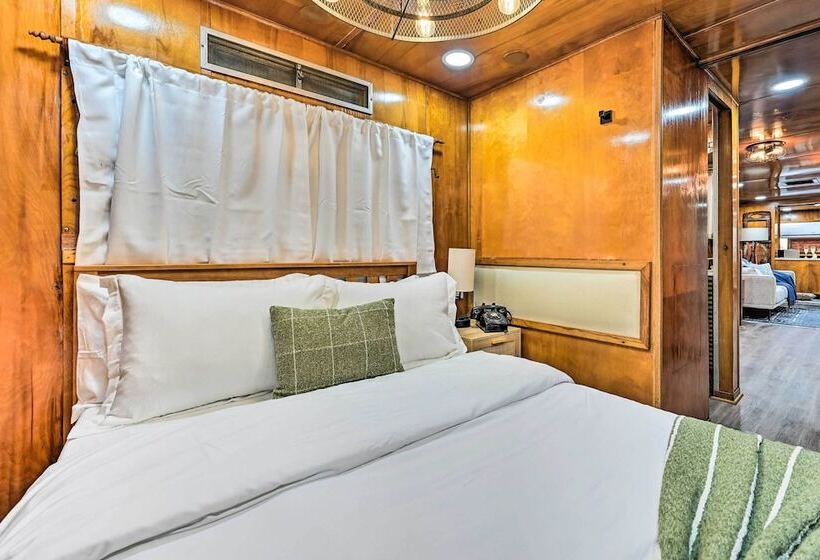 Charming Tiny Home W/ Private Hot Tub!